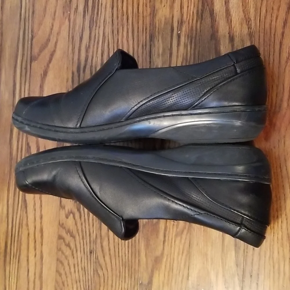 Clark's "Cushion Soft" slip-on shoes. - Picture 5 of 9